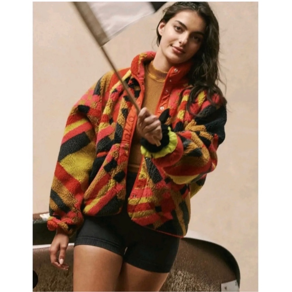 NEW FREE PEOPLE Hit The Slopes Printed
Fleece Jacket Women’s Multicolor